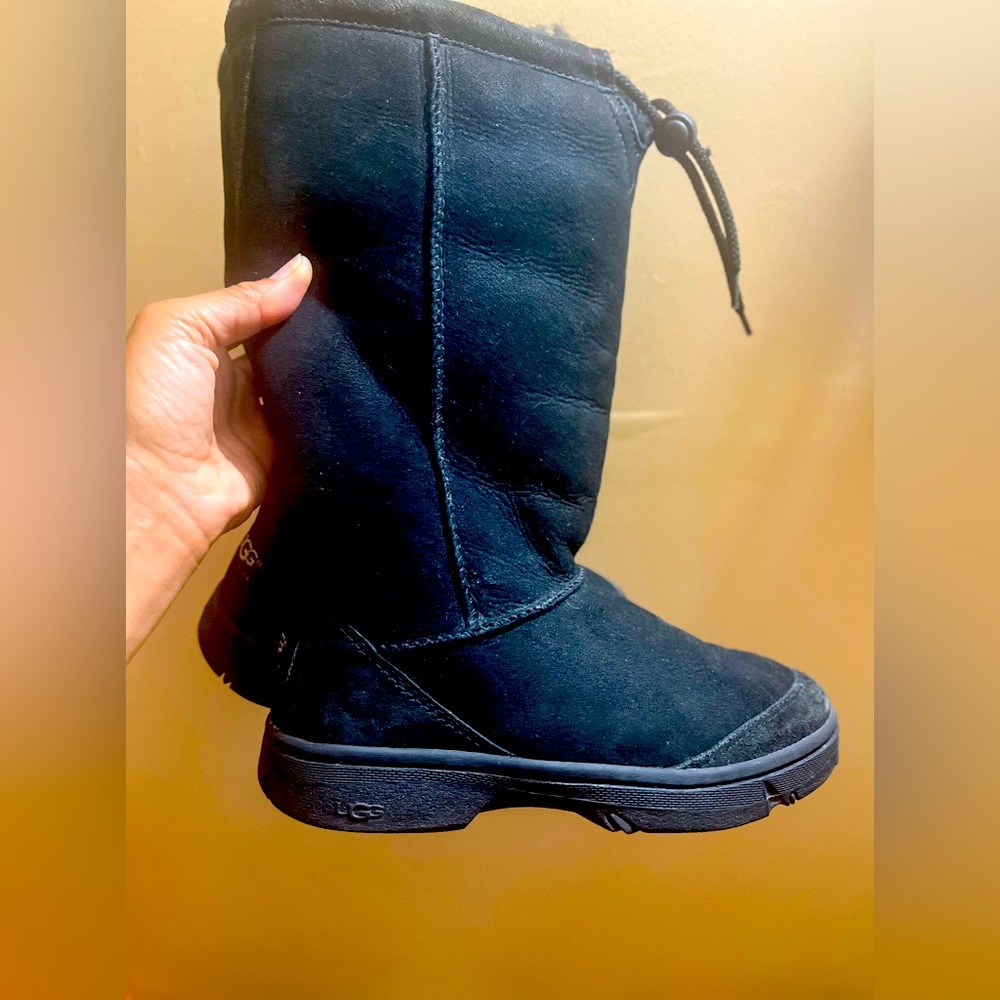 Ugg tall black “Ultimate” 5250 Tall boots,suede leather w/ Sheepskin lining